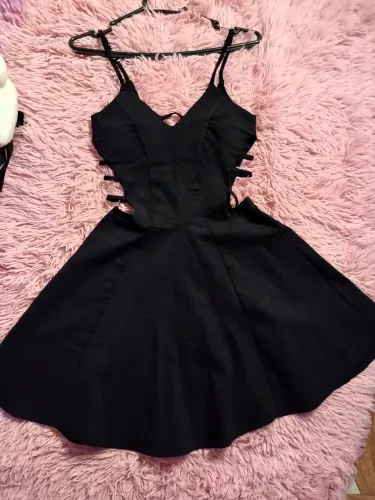 Vestido Preto aberto nas laterais 