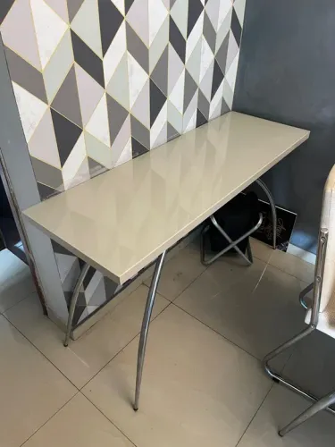 Aparador e mesa de canto