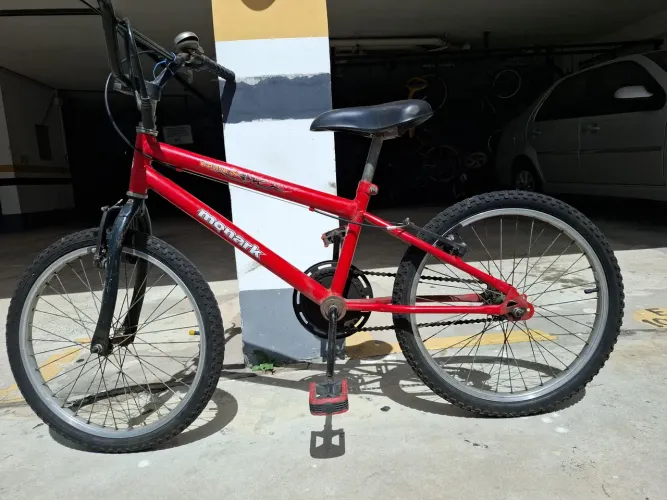 Bicicleta Monark vermelha