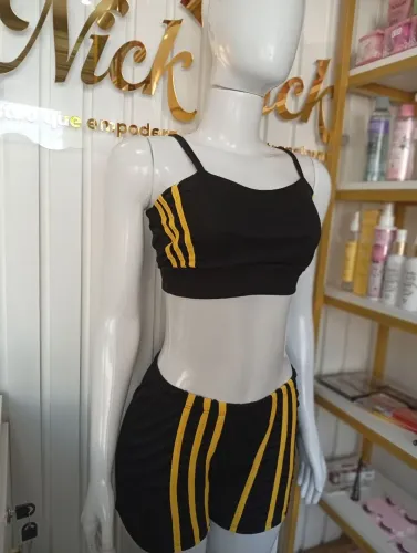  conjunto preto com detalhes em amarelo vibrante combina estilo e conforto. 