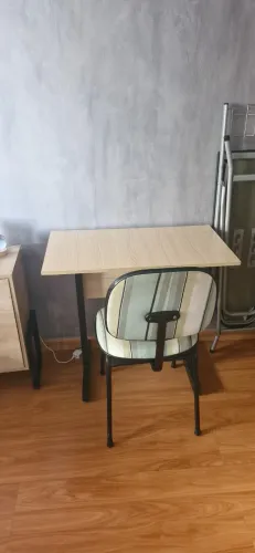 Mesa e cadeira de escritório usadas - cadeira com forro estampado