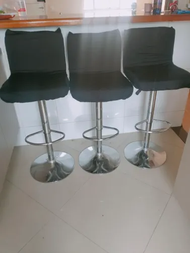 Banqueta giratória de couro preta (com detalhes)