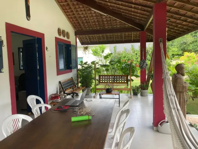 vende-se ótima casa em condomínio; seguranã 24 horas e área de lazer.