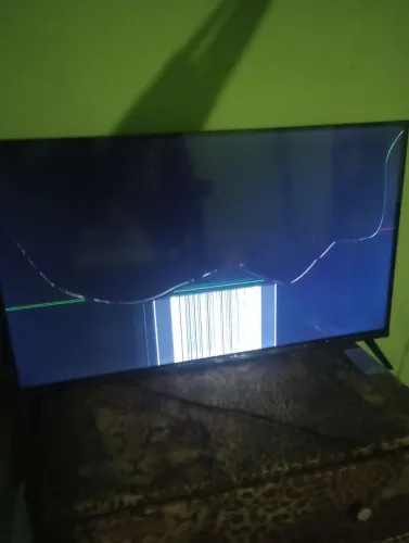 Vendo TV LED  TCL quebrada apenas 4 mês de uso caiu quebrou display.