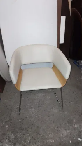 Cadeira de couro fixa