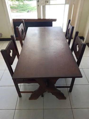 Mesa e cadeiras de madeira antiga 