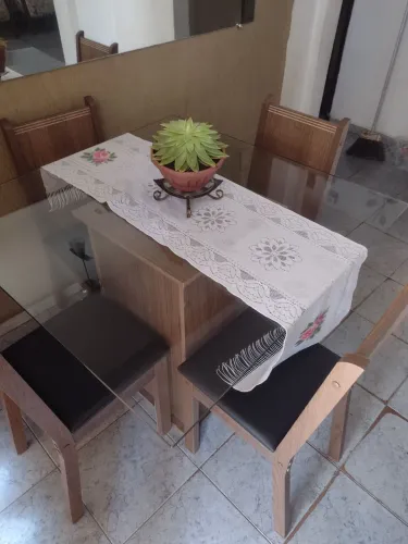 Vendo mesa com quatro cadeiras semi nova. Muito conservado!
