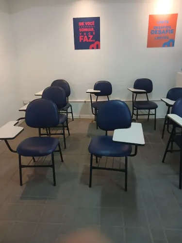 CADEIRAS COM BRAÇO 