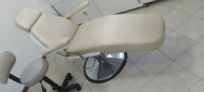 Cadeira para Sobrancelhas, Estética. Reclinável total. Elevar e travar no pedal.