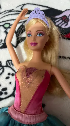 Boneca barbie sapatilhas magicas 