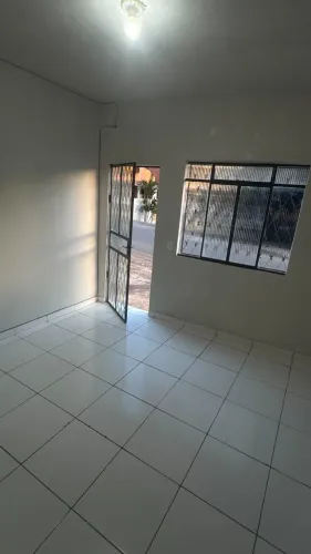 Casa com 3 quartos,sala,cozinha, banheiro e varanda