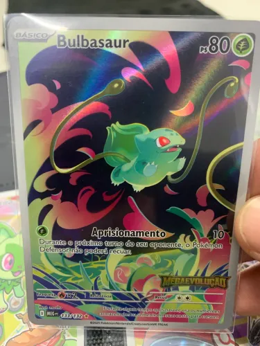 Carta Pokémon Bulbasaur Arte Rara (133/132) - Megaevolução Pokémon TCG