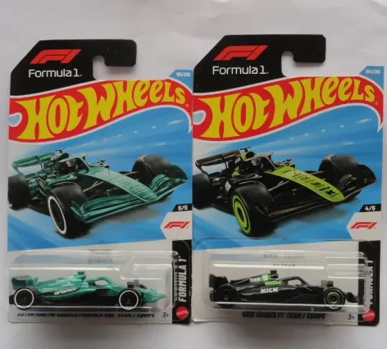hot wheels dupla formula 1 kick sauber + aston martin aramco f1 hotwheels