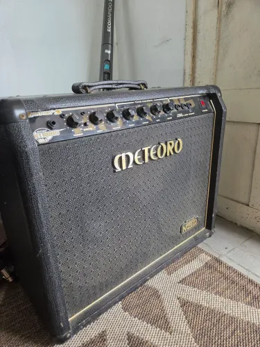 Amp para guitarra meteoro