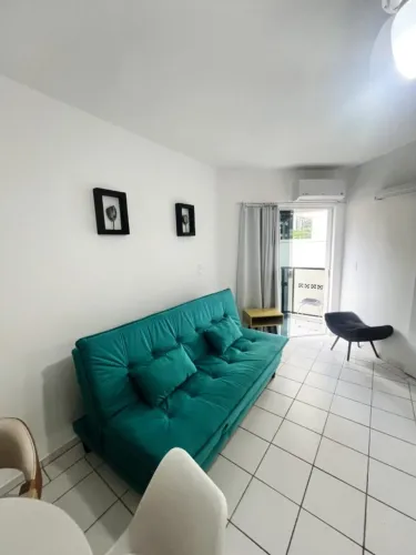 Loft rua 2480 em BC, 38 m2, reformado, 2o andar, com sacada, mobiliado, 400 mts do mar