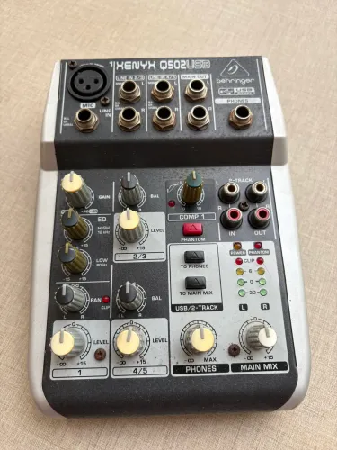 Mesa de Som 05 canais Xenyx Behringer Q502 USB