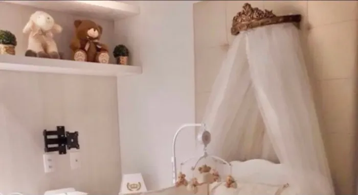 Berço com cabeceira estofada
