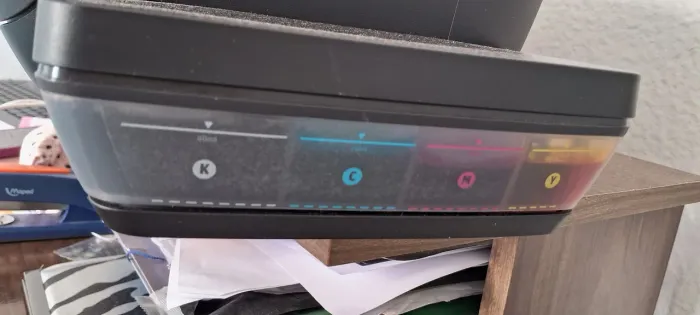 Impressora HP pouco usada, com os tanques de tinta cheios.