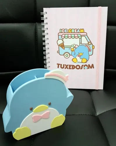 Caderno Folhas Decoradas e Porta Canetas Tuxedo Sam Personagem Pinguim Sanrio Hello Kitty