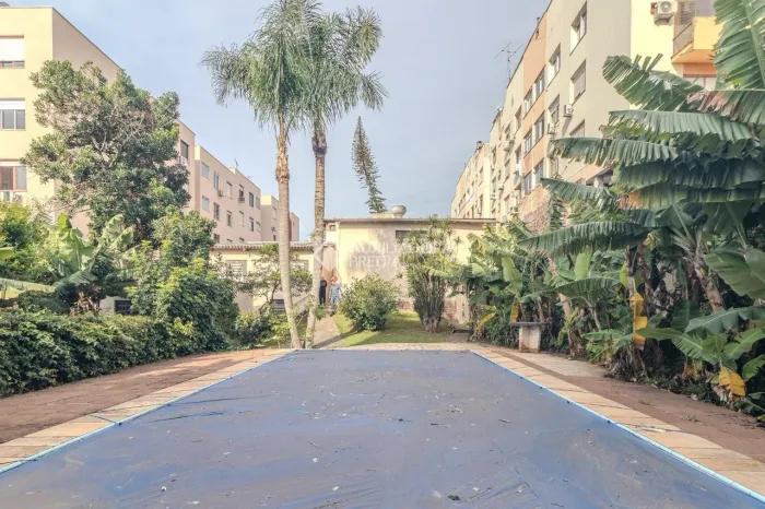 Casa com 4 dormitórios, piscina, amplo depósito e terreno de 1.155m².