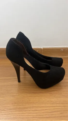 Sapato preto fechado - salto