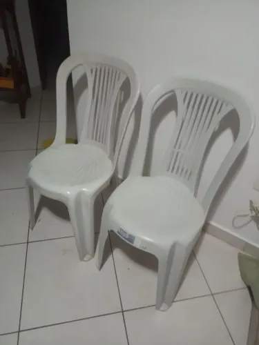 Cadeiras de plástico