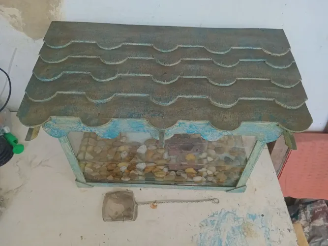 Aquário 20 litros, estilo casa com telhado feito por mim, tem bomba. Aceito cartão pix