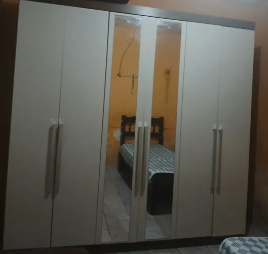 Vendo guarda-roupa roupa grande com seis portas branco bem reforçado e em perfeito estado