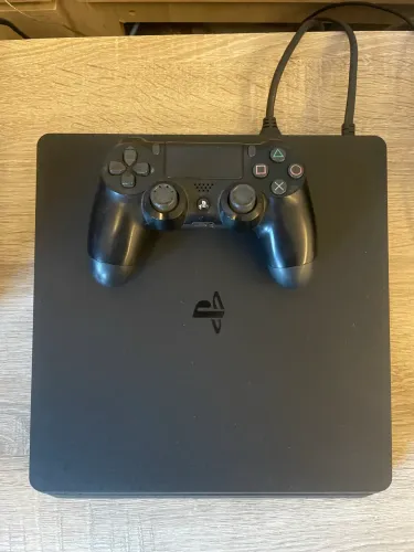 PlayStation 4 Slim 500GB + 1 Controle Original + 4 Jogos