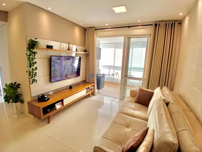 Apartamento à venda em Praia Grande com 2 suítes, 2 vagas demarcadas e mobiliado