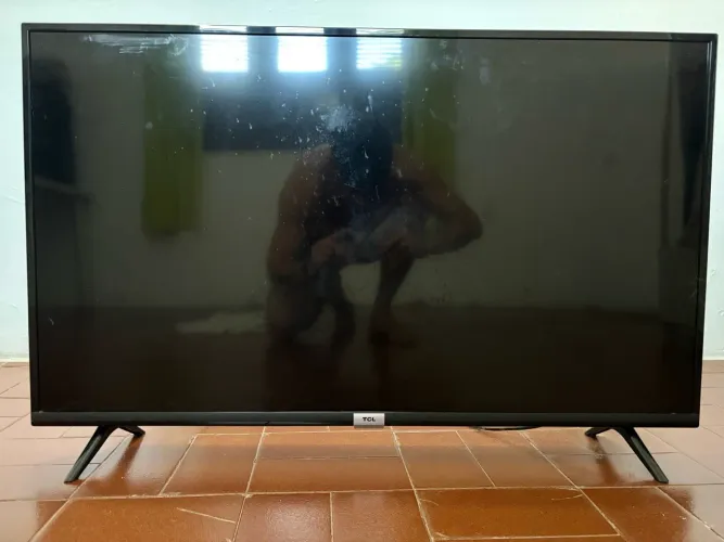TV TLC 43? (Quebrada) - Para retirada de peças.