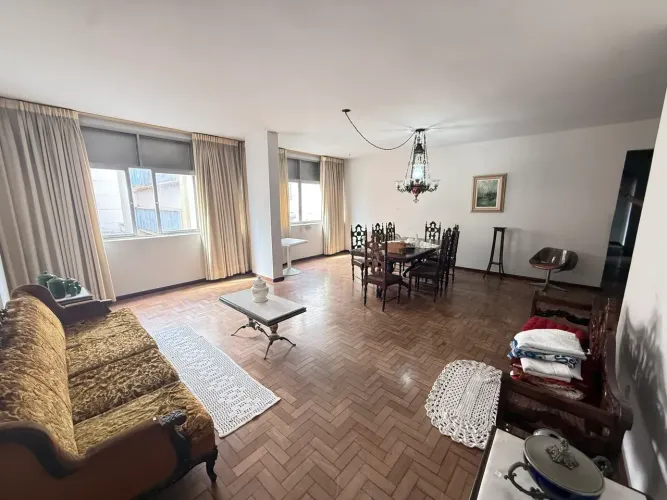 Apartamento 190m2 com 3 quartos 1 suite, 1 depencia com banheiro e com vista para Mar. Opo