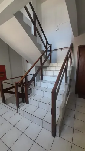 Corrimão De Madeira Envernizado - Excelente Estado (Usado)