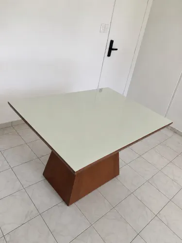 CONJUNTO MESA E CADEIRAS R$ 1.500
