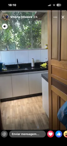 Área com um pizzaria em baixo , casa com dois quartos e um mine hotel dom 8 quartos 