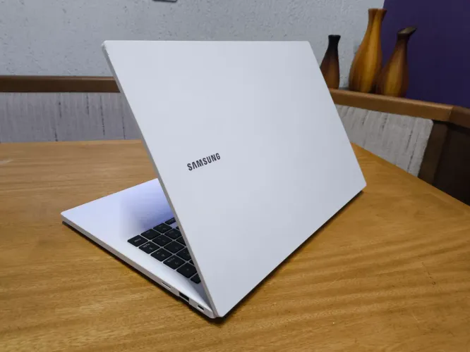 Notebook Samsung book branco, tela Full HD, com SSD M2 nvme, windows 11