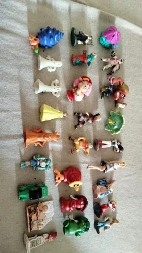 Brinquedos Kinder entre outros