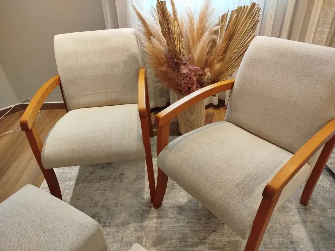 Par de poltronas com estrutura de madeira maciça oa apoios dos pés e Brinde
