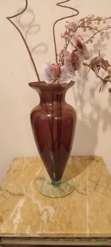 Vaso em vidro no formato de um balaustre 
