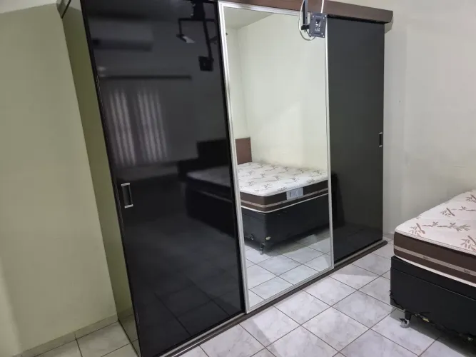 Guarda-roupas com espelho e três portas de correr (232 alt; 273 comp; 68 profundidade)