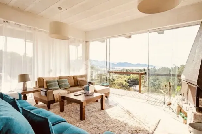 Casa principal e cabana romântica com vista eterna para a Baía de Garopaba.