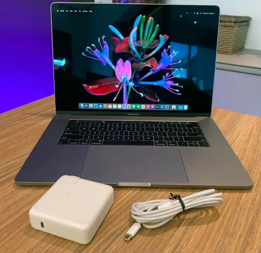 Apple MacBook Pro 2018 touchbar 16gb 256gb i7 Radeon Retina 15,6pol em perfeito estado