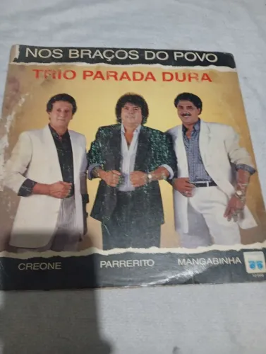 Nós braços do povo