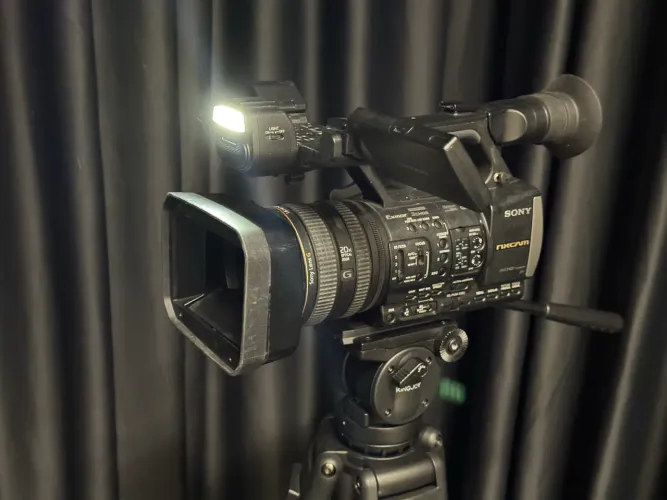 Filmadora Sony NX3 com tripé
