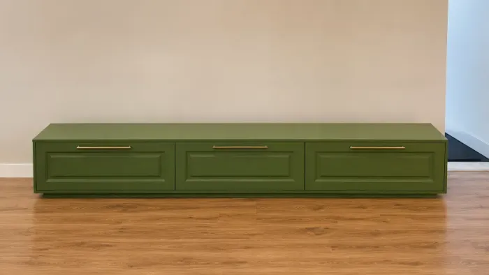 Rack para TV Laqueado Verde Provençal com Gavetas Blum - Sob Medida