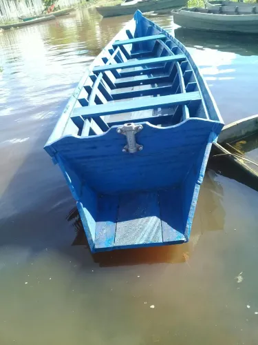 Canoa  do fundo  chato pra  vender. 