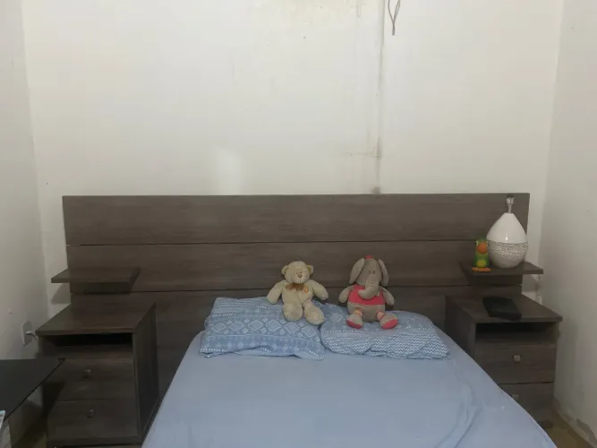 Cabeceira de cama com criado mudo