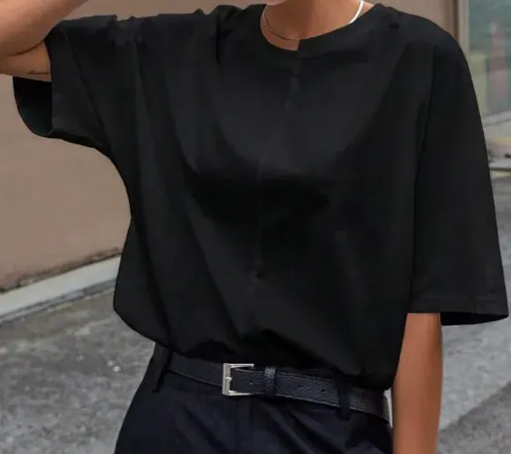 Camiseta preta Dazy gola diferente - Tam P