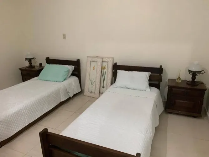 Cama em madeira de lei pintada de branco e parcelada