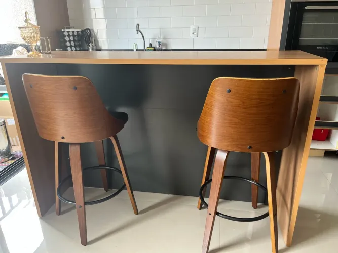Balcão gourmet com 2 banquetas